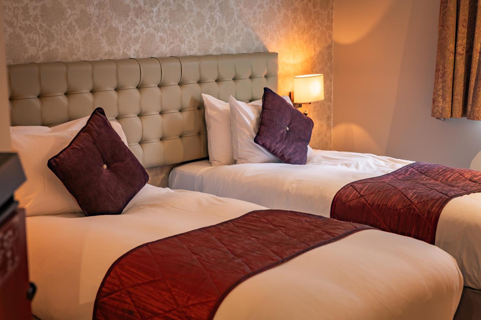 The Red Lion Hotel Hillingdon Buitenkant foto