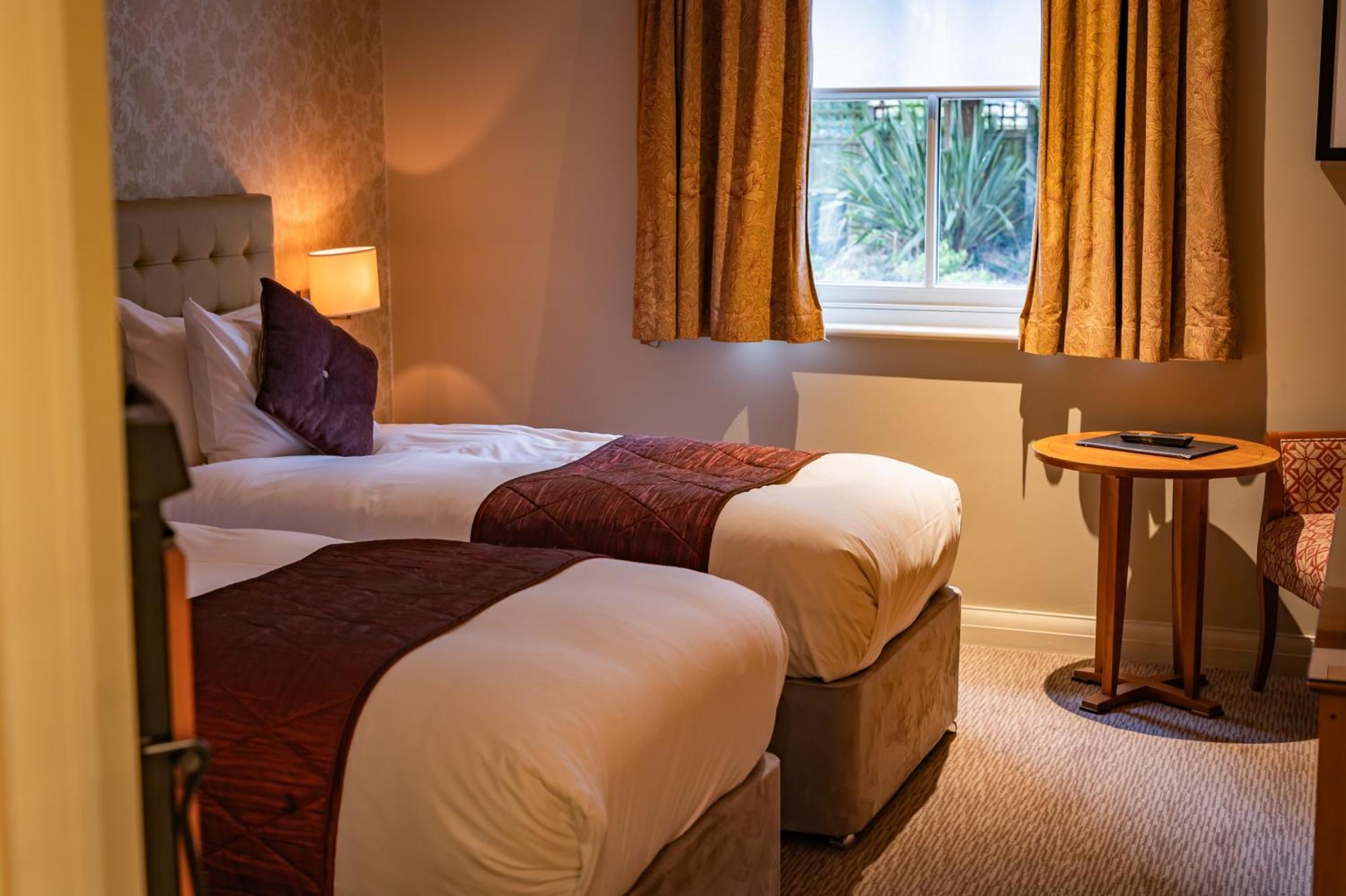 The Red Lion Hotel Hillingdon Buitenkant foto