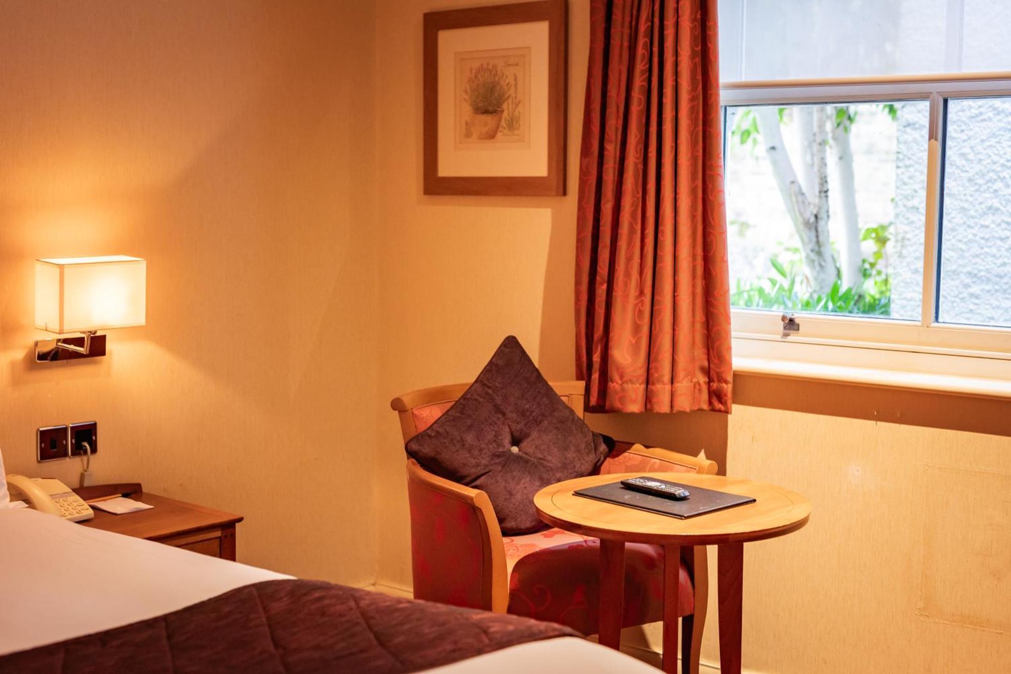 The Red Lion Hotel Hillingdon Buitenkant foto